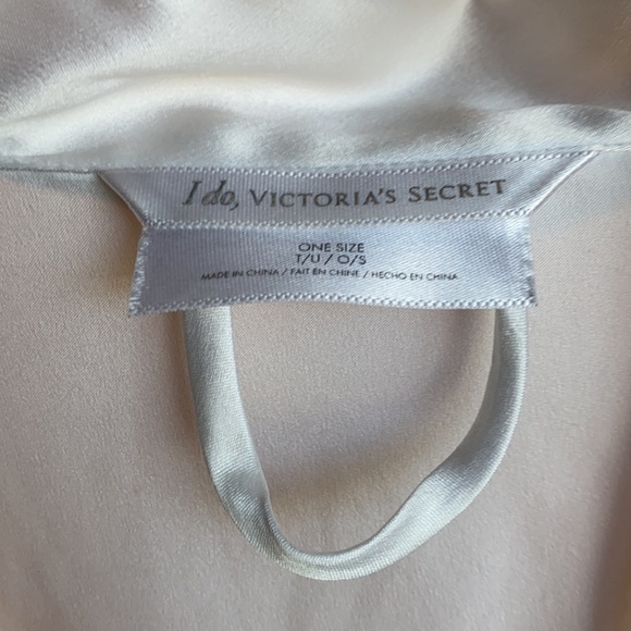 One size Victoria’s Secret Bridal robe in white. - Picture 4 of 5